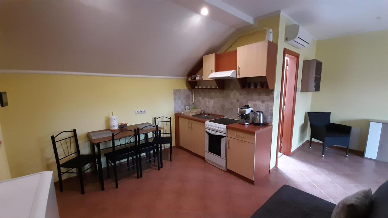 Rozmaring Apartmanok 久洛 外观 照片