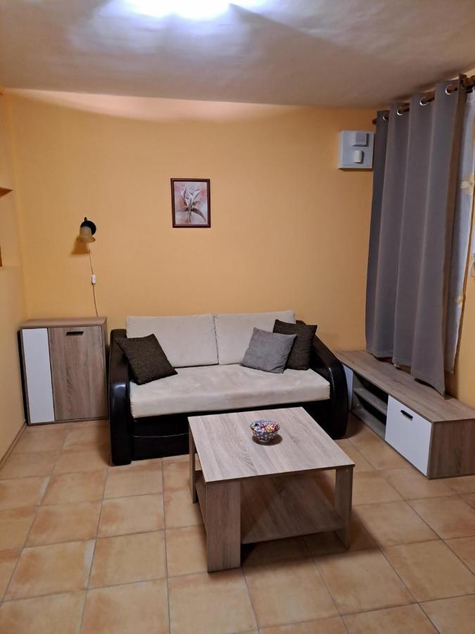 Rozmaring Apartmanok 久洛 外观 照片