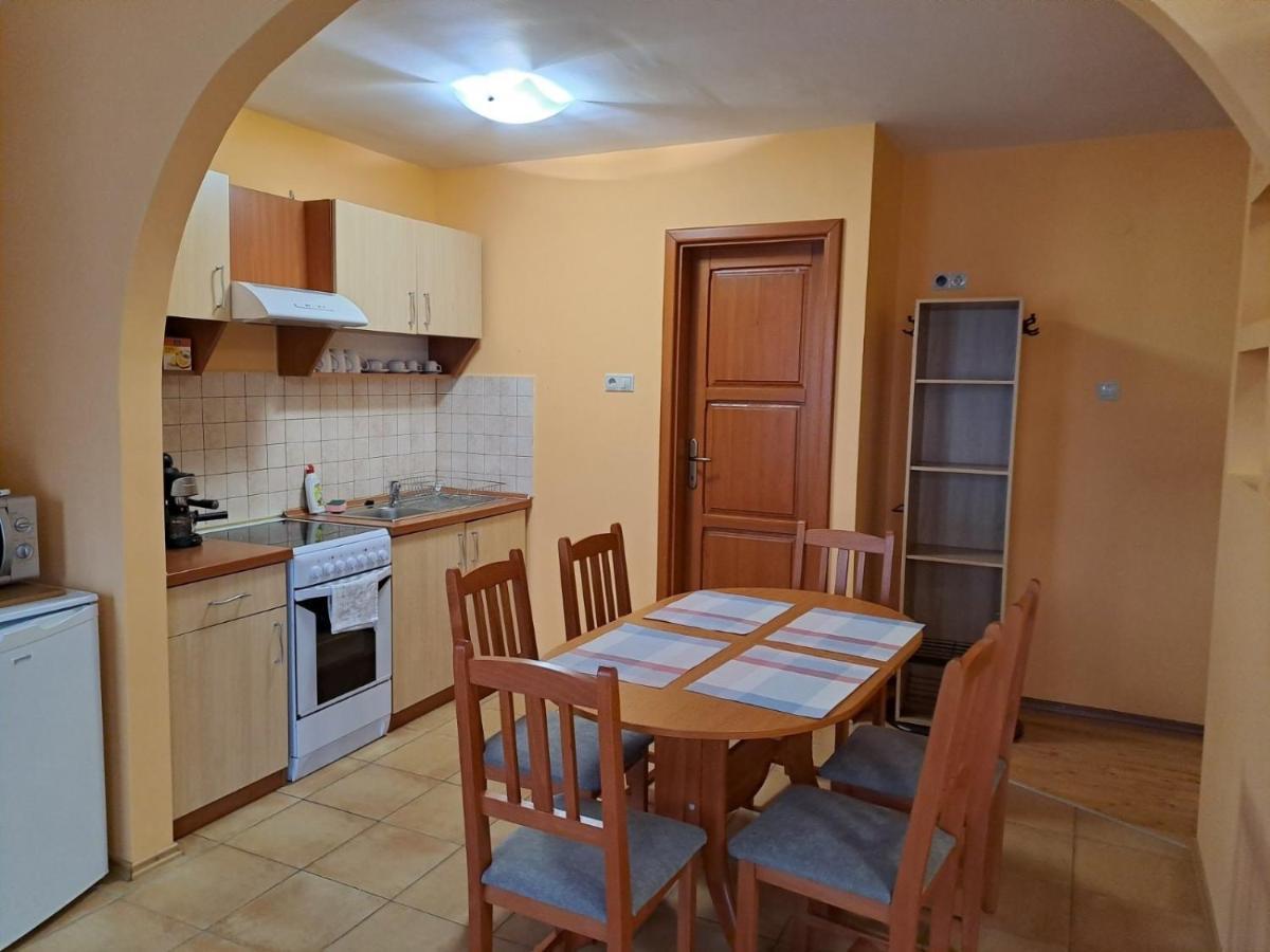 Rozmaring Apartmanok 久洛 外观 照片