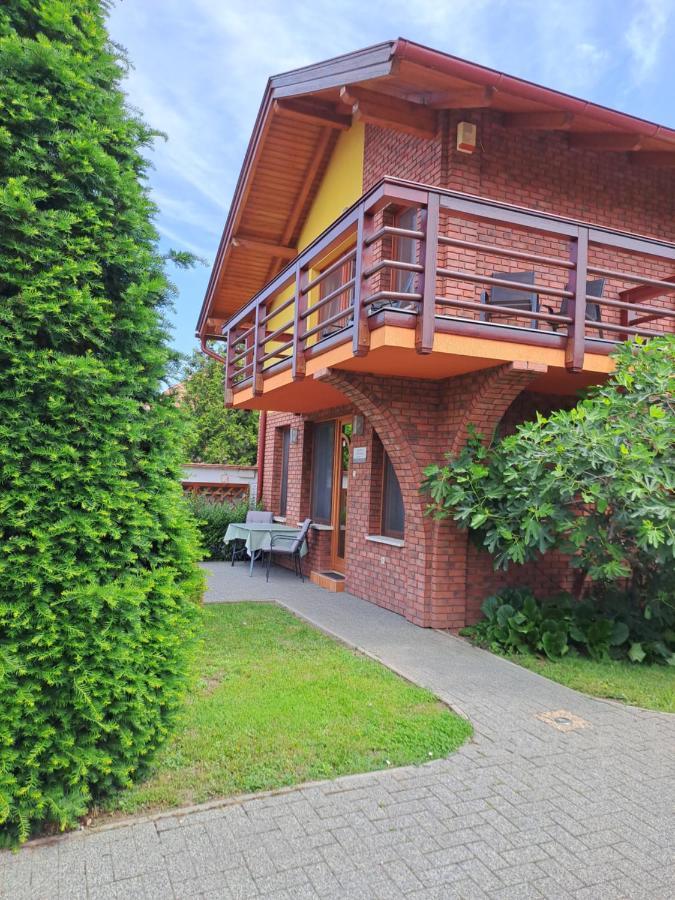 Rozmaring Apartmanok 久洛 外观 照片