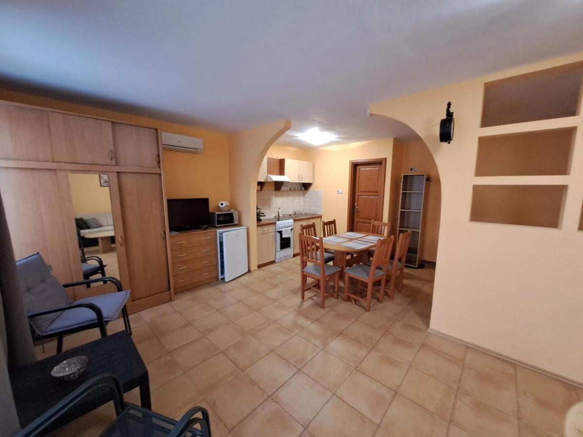 Rozmaring Apartmanok 久洛 外观 照片