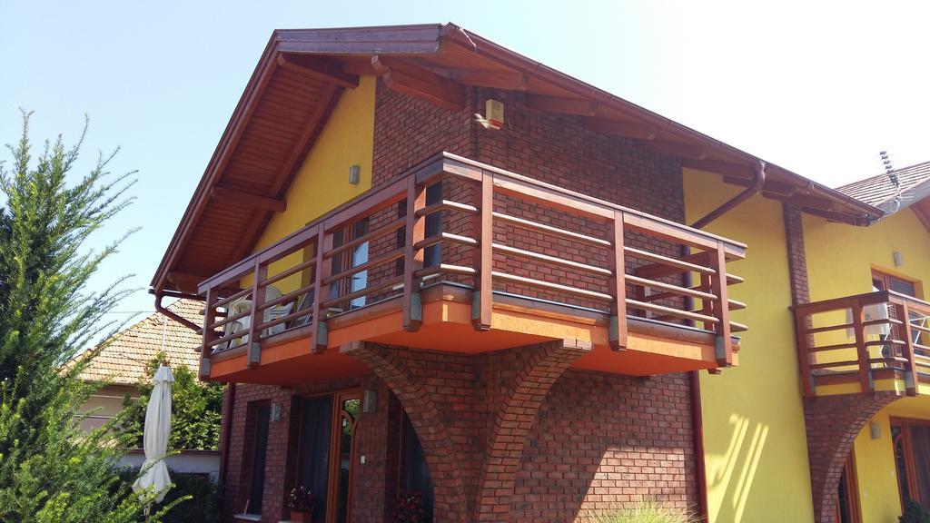 Rozmaring Apartmanok 久洛 外观 照片