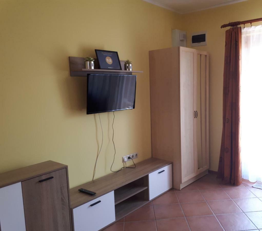 Rozmaring Apartmanok 久洛 外观 照片