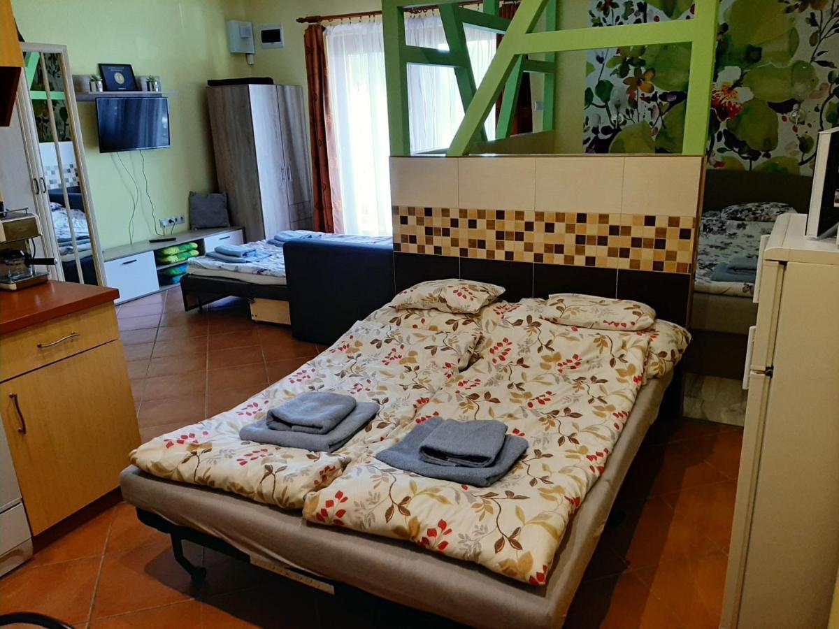 Rozmaring Apartmanok 久洛 外观 照片
